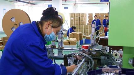 黔東經(jīng)濟(jì)開發(fā)區(qū) 電子技術(shù)開發(fā)引領(lǐng)熱潮，35家企業(yè)復(fù)工復(fù)產(chǎn)忙